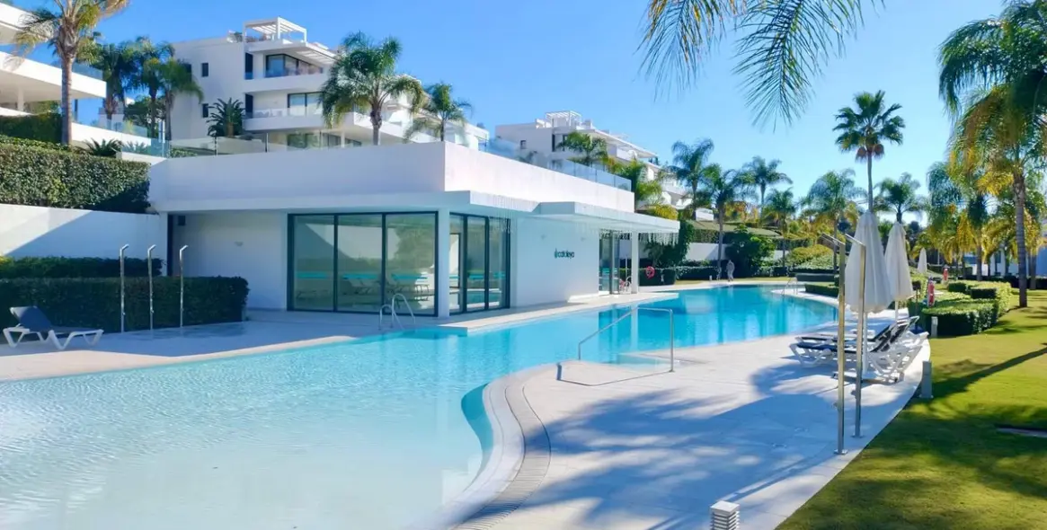 Alquiler a largo plazo de apartamento en planta media en Estepona 1