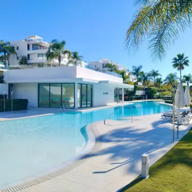 Долгосрочная аренда апартаментов на среднем этаже в Estepona