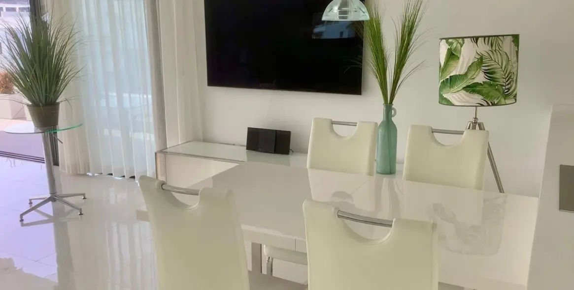 Alquiler a largo plazo de apartamento en planta media en Estepona 2