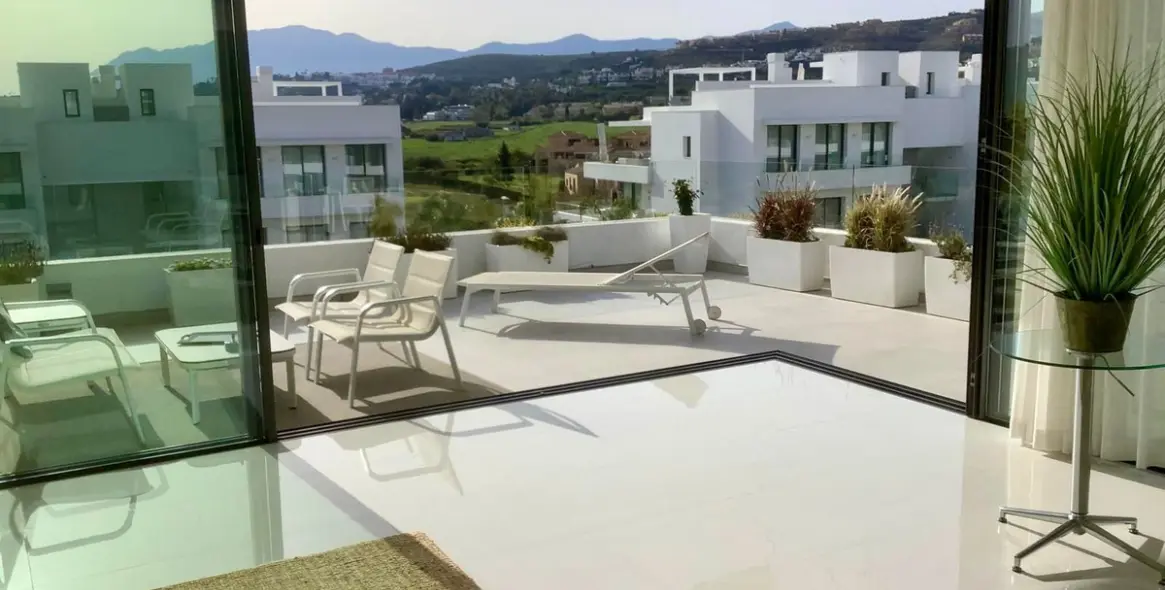Alquiler a largo plazo de apartamento en planta media en Estepona 3