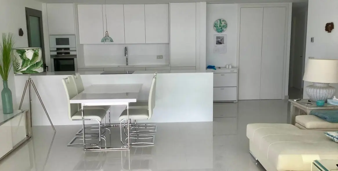 Alquiler a largo plazo de apartamento en planta media en Estepona 8