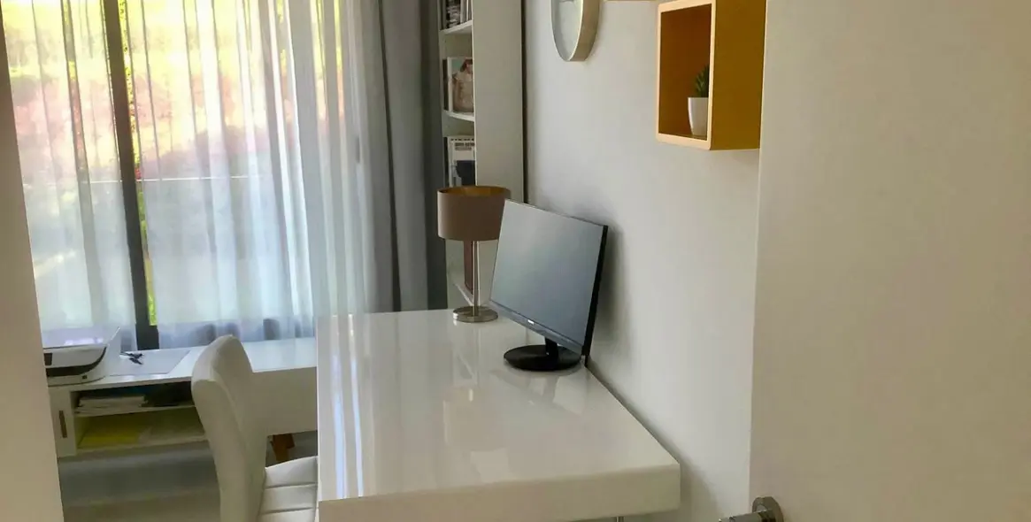 Alquiler a largo plazo de apartamento en planta media en Estepona 16