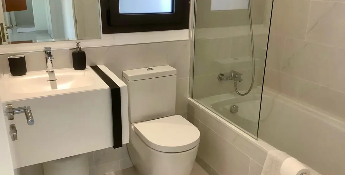 Alquiler a largo plazo de apartamento en planta media en Estepona 19