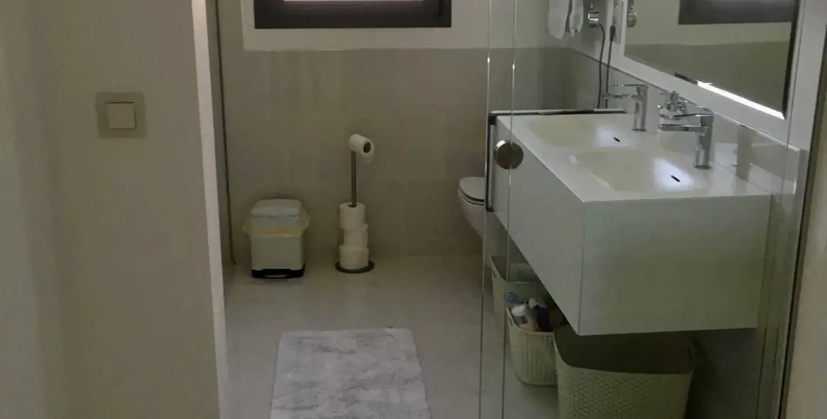 Alquiler a largo plazo de apartamento en planta media en Estepona 20