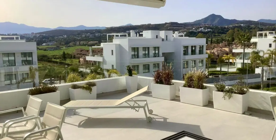 Alquiler a largo plazo de apartamento en planta media en Estepona 28