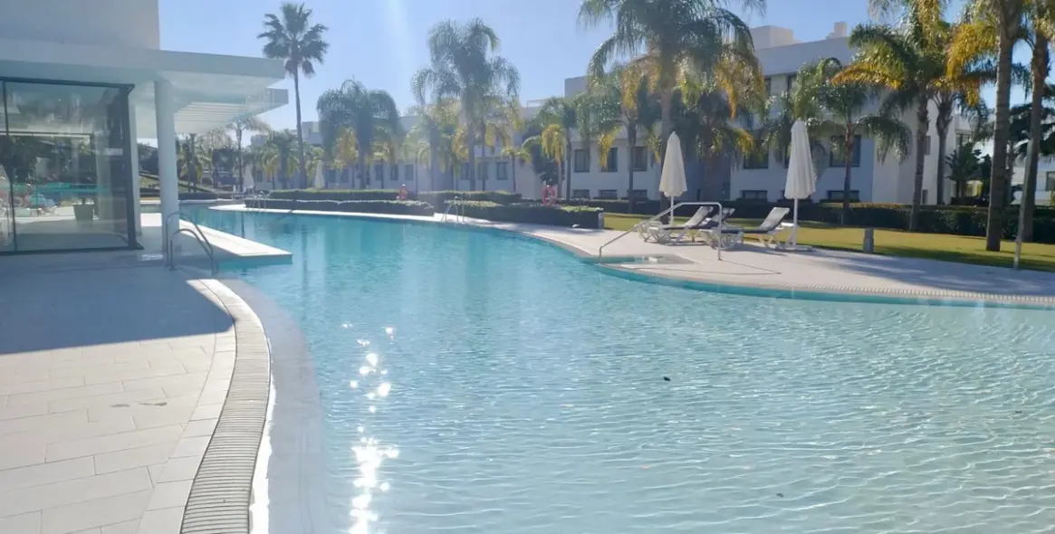 Alquiler a largo plazo de apartamento en planta media en Estepona 29