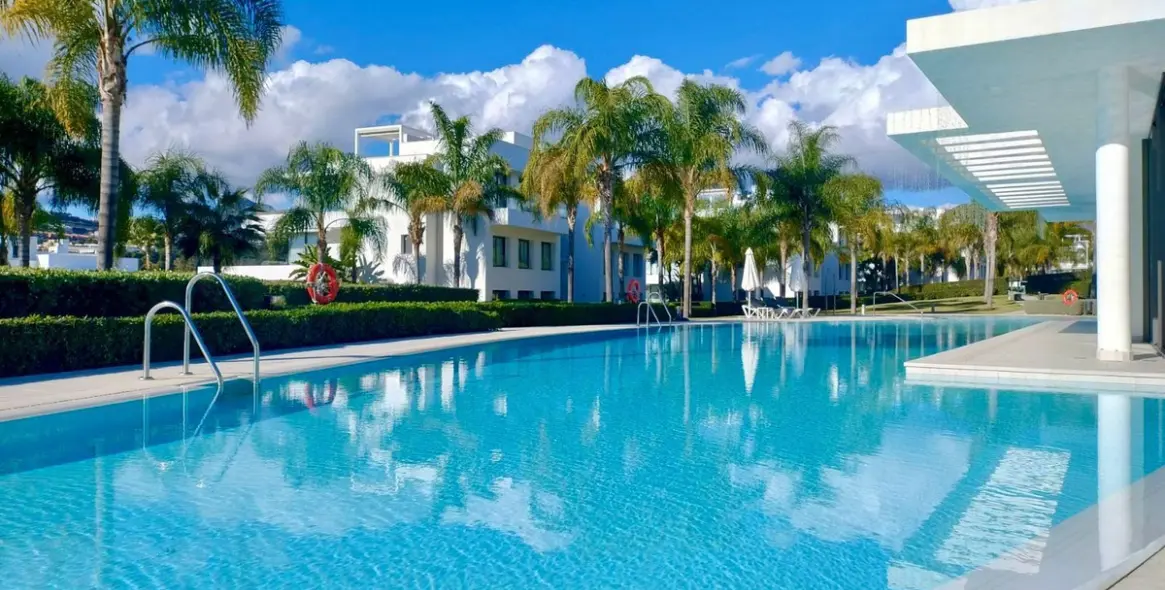 Alquiler a largo plazo de apartamento en planta media en Estepona 31