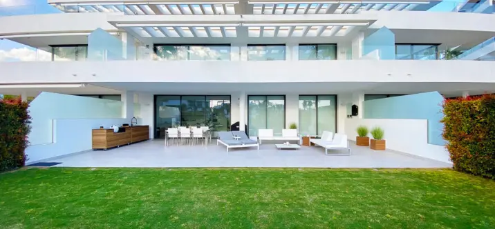 Краткосрочная аренда апартаментов на первом этаже в Estepona 0