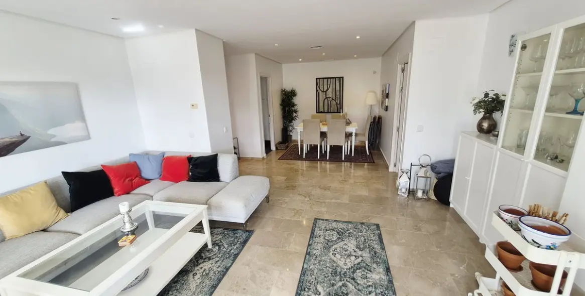 Sale of middle floor apartment in Miraflores 3