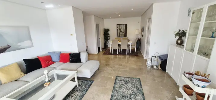 Продажа апартаментов на среднем этаже в Miraflores 2