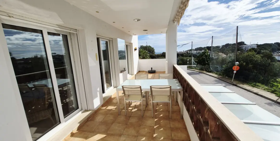 Sale of middle floor apartment in Miraflores 12