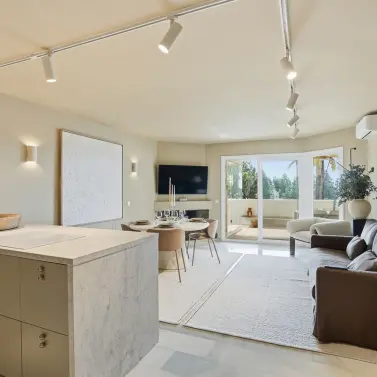 Продажа апартаментов на среднем этаже в Calahonda