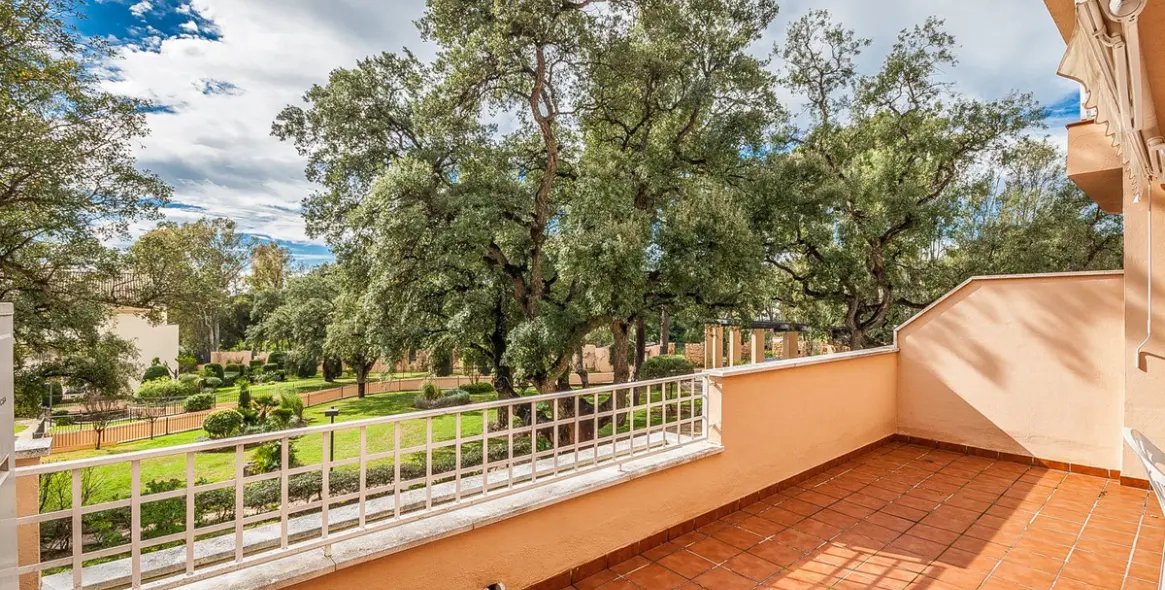 Sale of middle floor apartment in Elviria 1