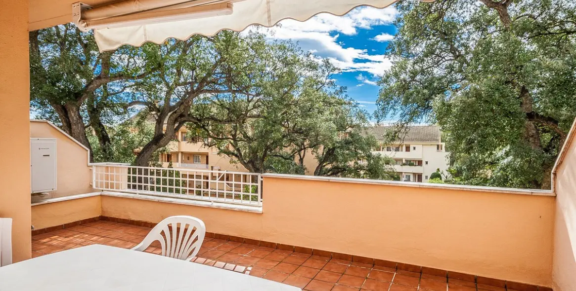 Sale of middle floor apartment in Elviria 2