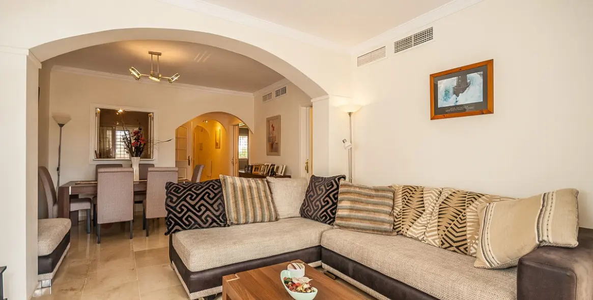 Sale of middle floor apartment in Elviria 3