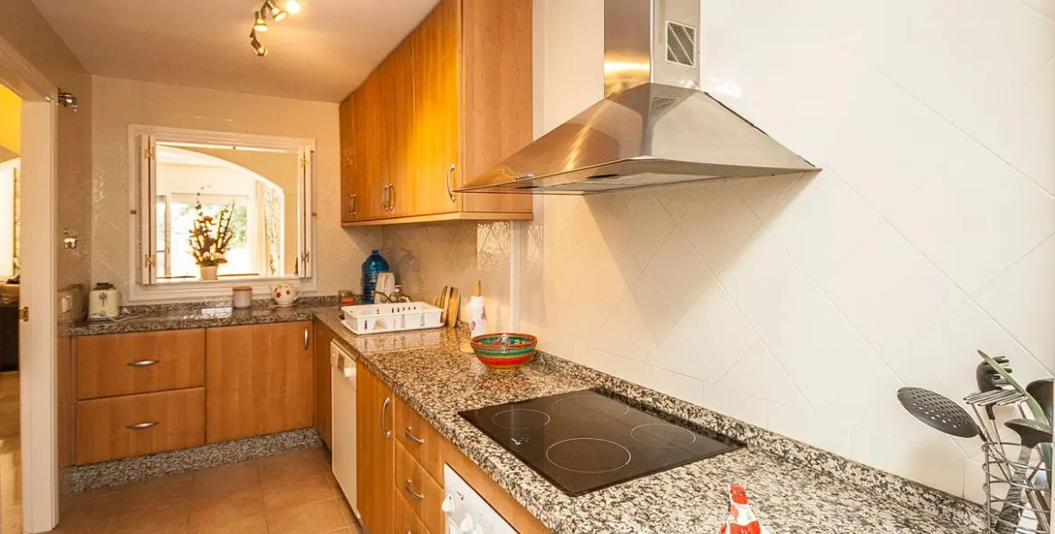 Sale of middle floor apartment in Elviria 5