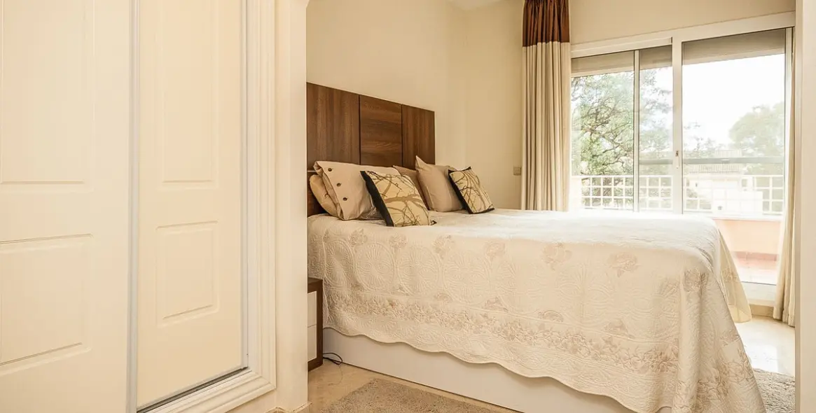 Sale of middle floor apartment in Elviria 8