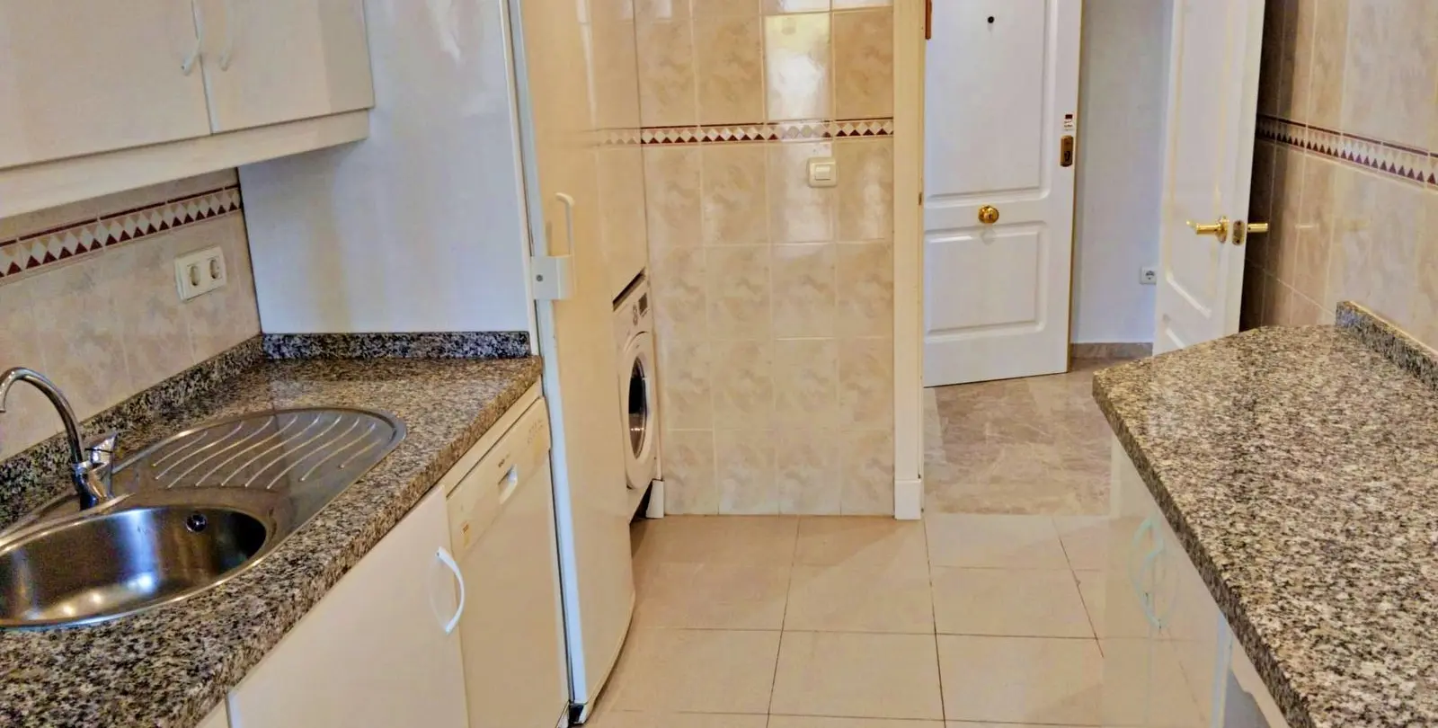 Sale of ground floor apartment in Nueva Andalucía 14