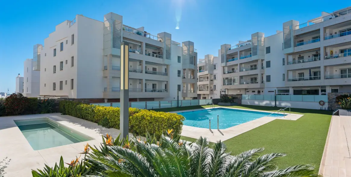 Sale of middle floor apartment in San Pedro de Alcántara 1