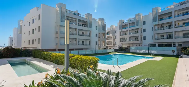 Продажа апартаментов на среднем этаже в San Pedro de Alcántara 0