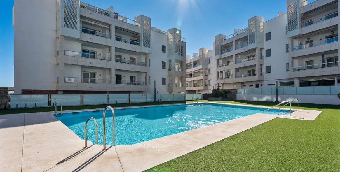 Sale of middle floor apartment in San Pedro de Alcántara 2