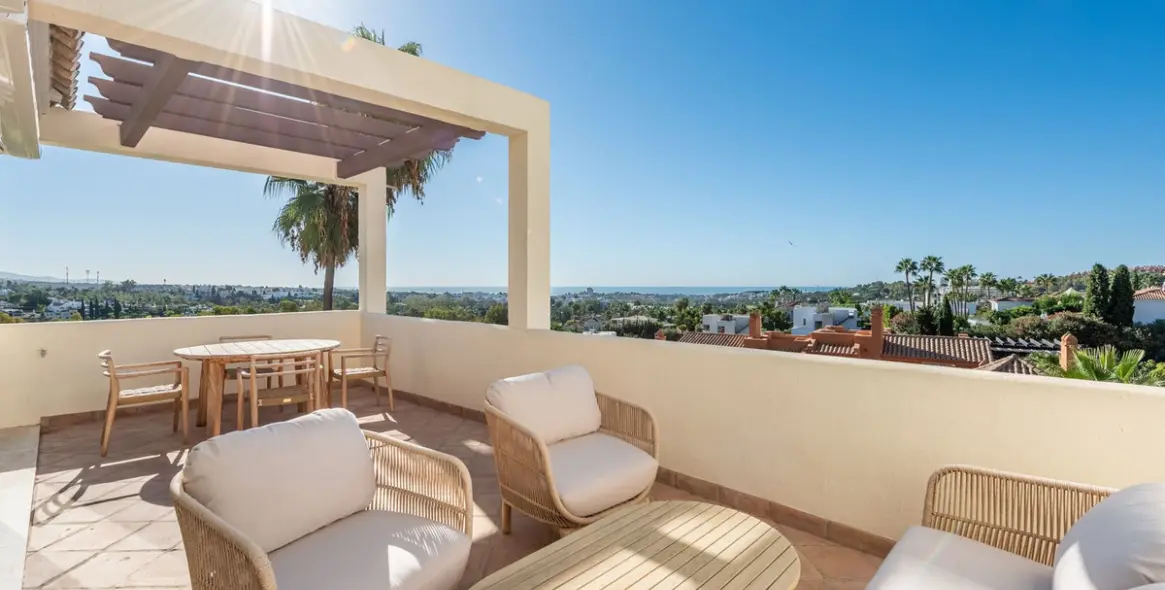 Venta de apartamento en planta media en Nueva Andalucía 1