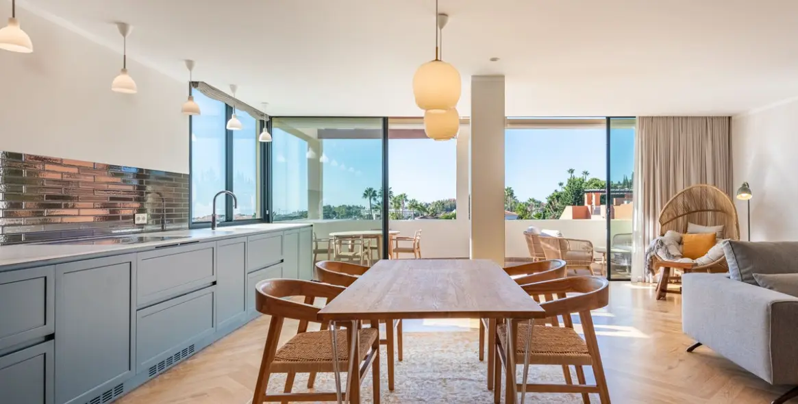 Venta de apartamento en planta media en Nueva Andalucía 2