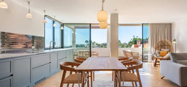 Venta de apartamento en planta media en Nueva Andalucía 1