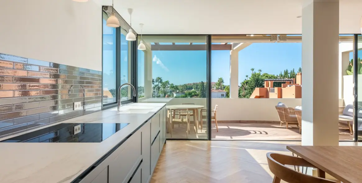 Venta de apartamento en planta media en Nueva Andalucía 5