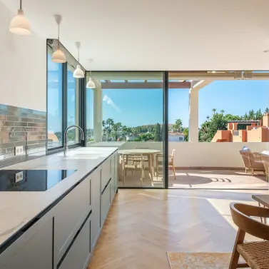 Venta de apartamento en planta media en Nueva Andalucía