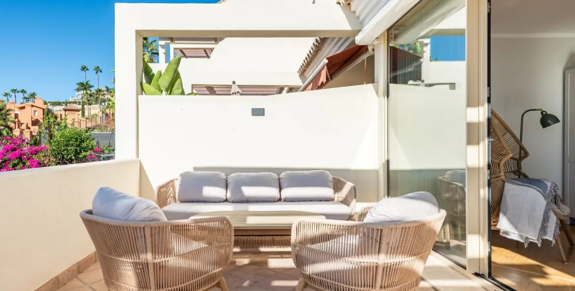 Venta de apartamento en planta media en Nueva Andalucía 11