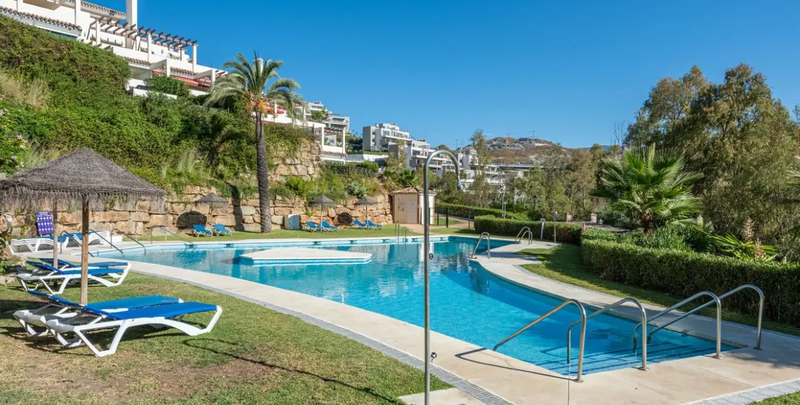 Sale of middle floor apartment in Nueva Andalucía 24
