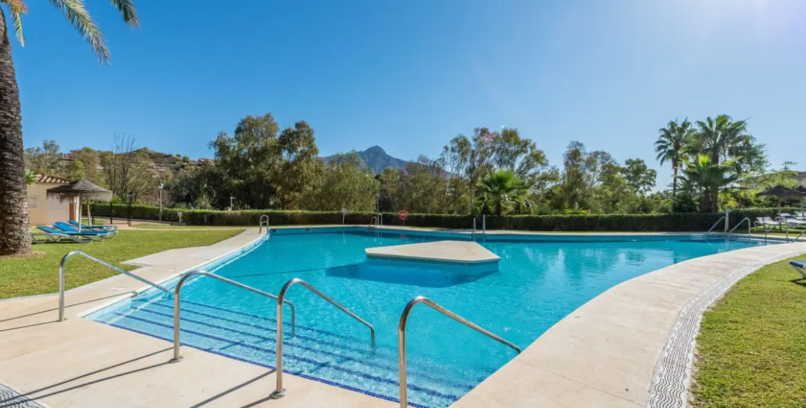 Sale of middle floor apartment in Nueva Andalucía 25