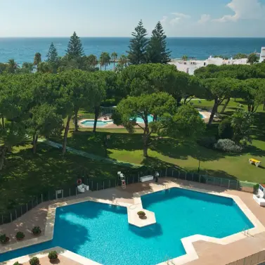 Venta de apartamento en planta media en Puerto Banús