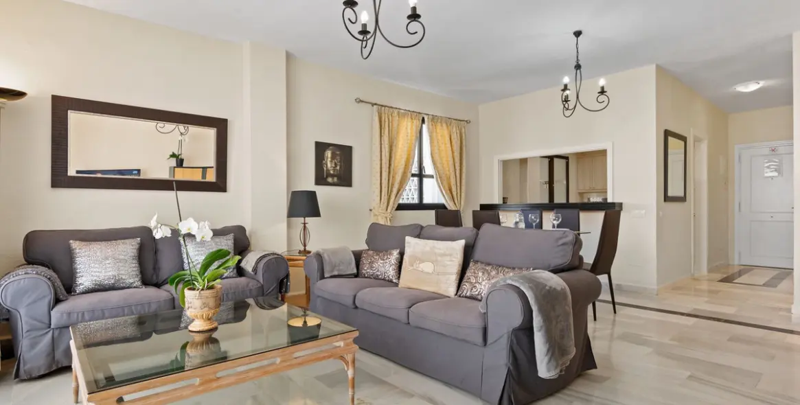 Sale of middle floor apartment in Puerto Banús 2