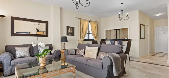 Venta de apartamento en planta media en Puerto Banús 1