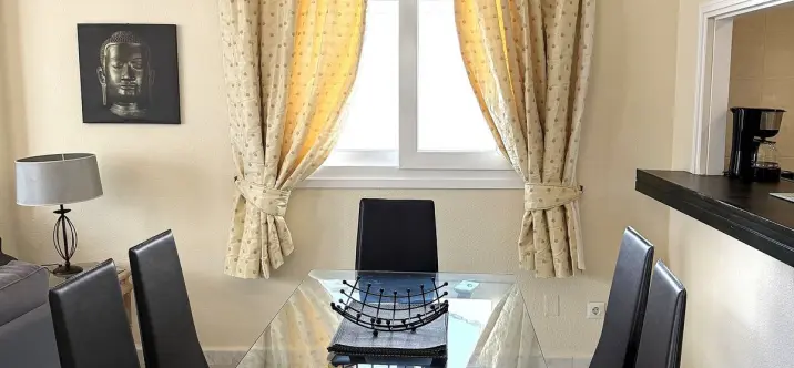 Venta de apartamento en planta media en Puerto Banús 2