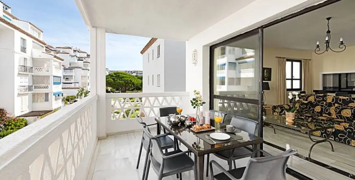 Sale of middle floor apartment in Puerto Banús 4