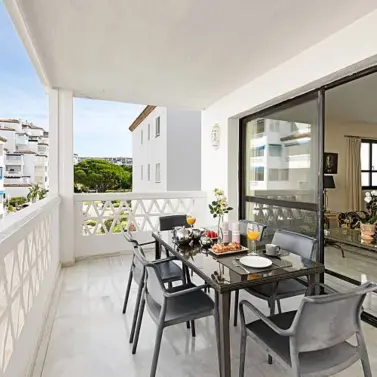 Venta de apartamento en planta media en Puerto Banús