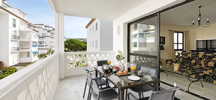 Venta de apartamento en planta media en Puerto Banús 3