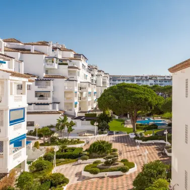 Venta de apartamento en planta media en Puerto Banús