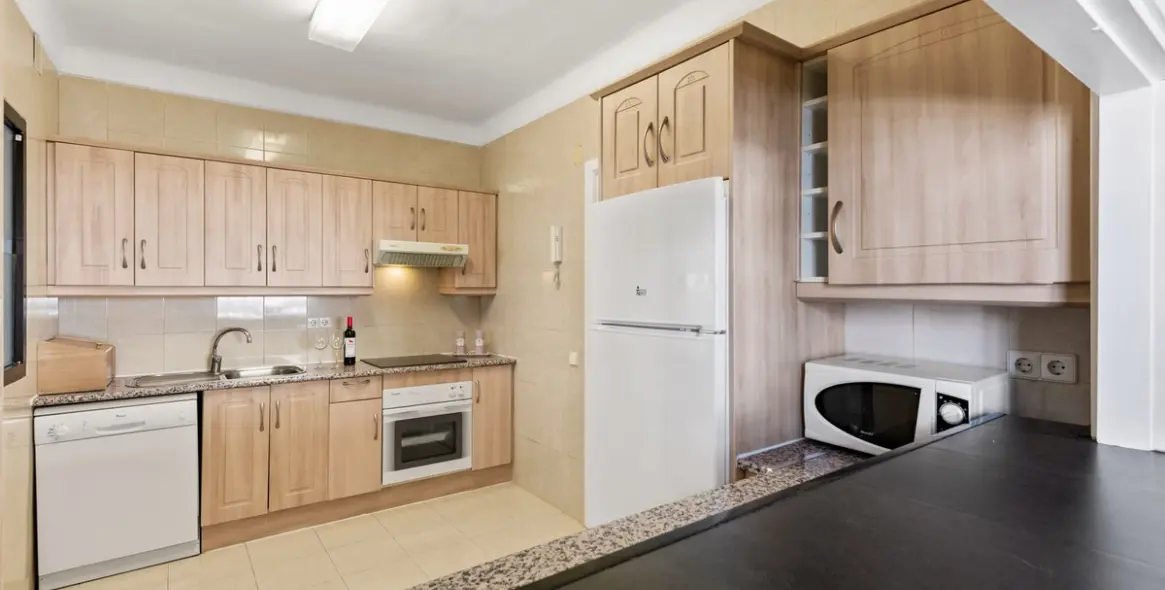 Sale of middle floor apartment in Puerto Banús 8