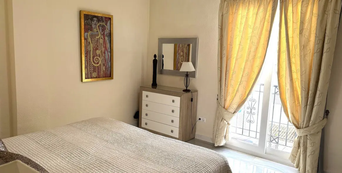 Sale of middle floor apartment in Puerto Banús 11