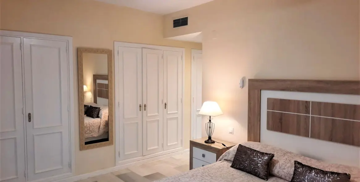 Sale of middle floor apartment in Puerto Banús 12