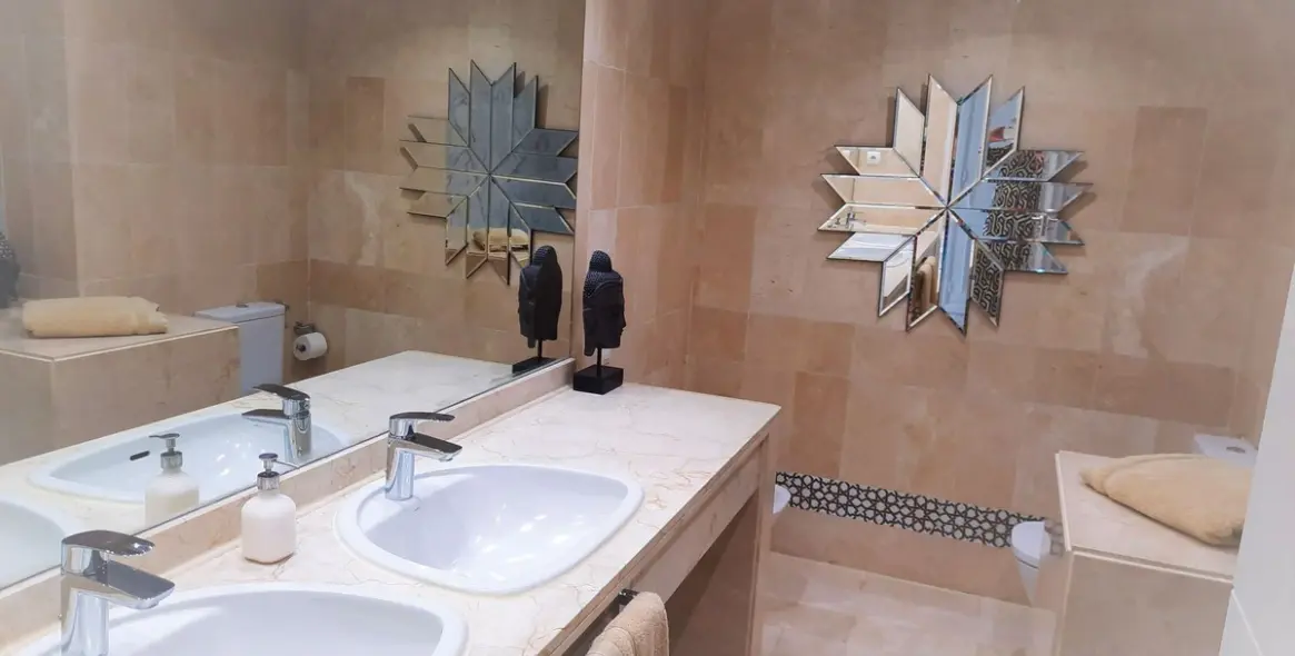 Sale of middle floor apartment in Puerto Banús 13