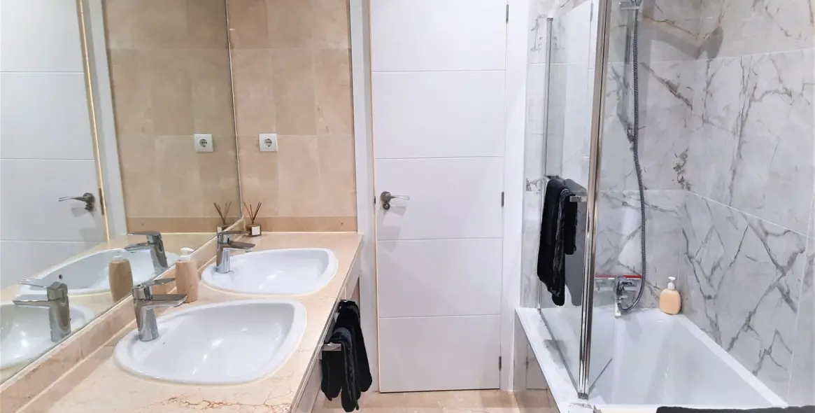 Sale of middle floor apartment in Puerto Banús 14