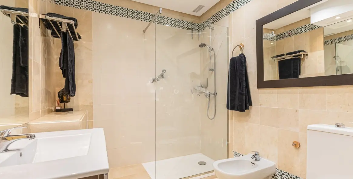 Sale of middle floor apartment in Puerto Banús 16