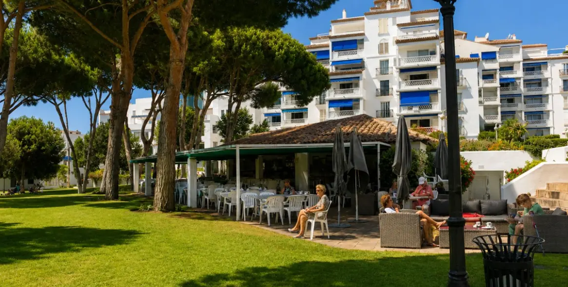 Venta de apartamento en planta media en Puerto Banús 24