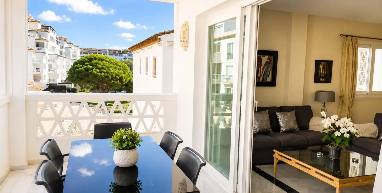 Sale of middle floor apartment in Puerto Banús 1