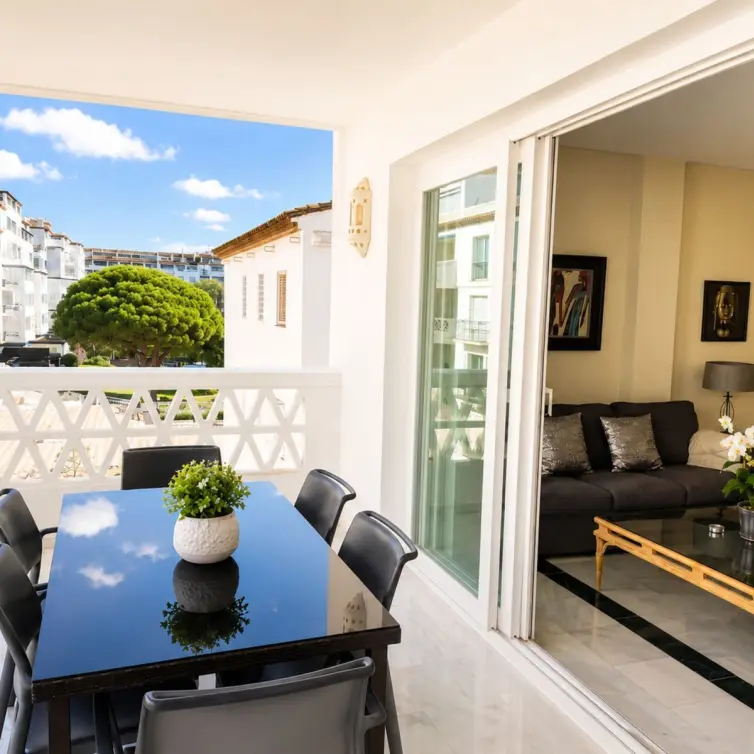 Sale of middle floor apartment in Puerto Banús